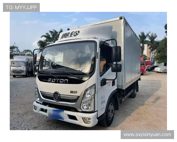 122马力+5档箱，定价8万的奥铃M卡还有液晶双屏和卧铺